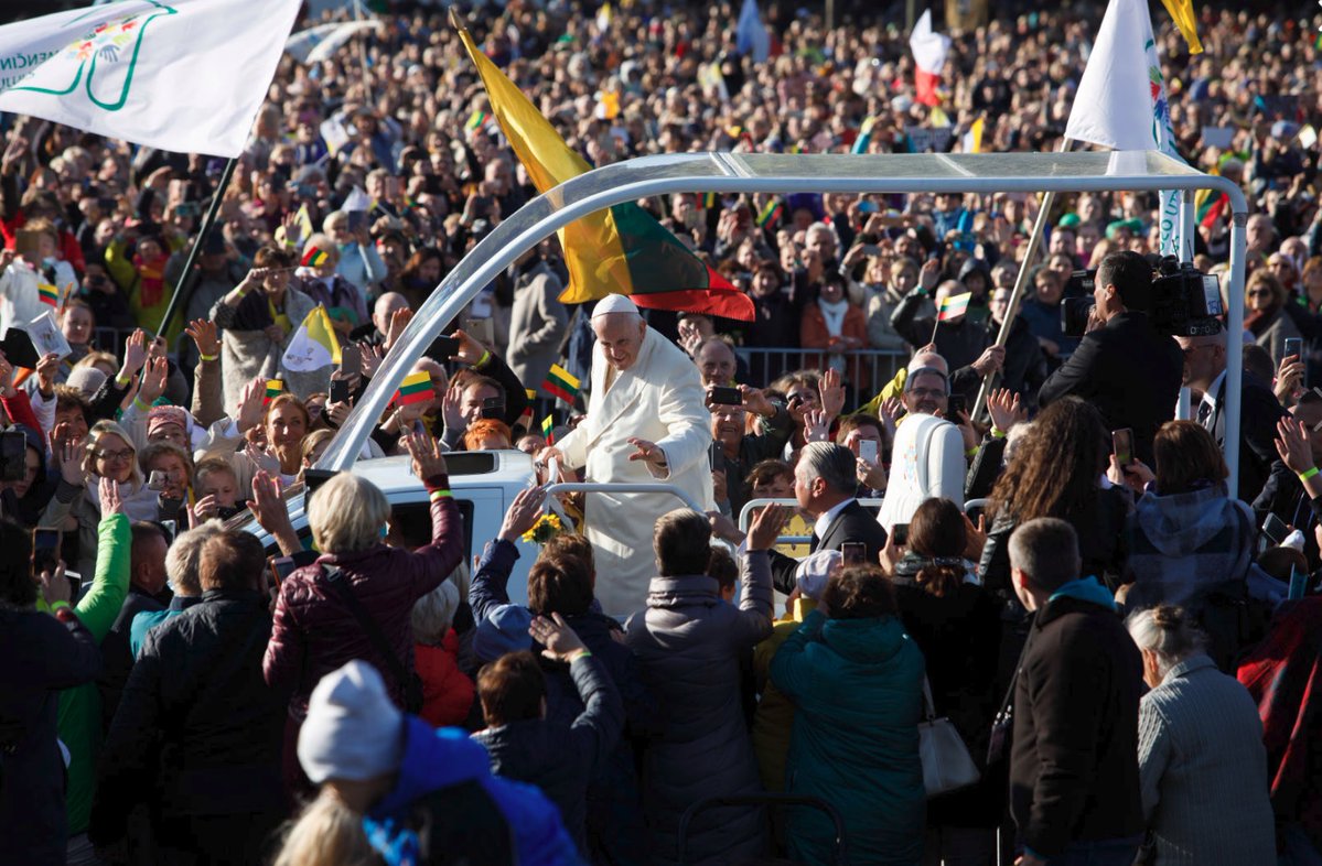 Pope Francis draws a crowd of more than 100,000 people in Kaunas, Lithuania 