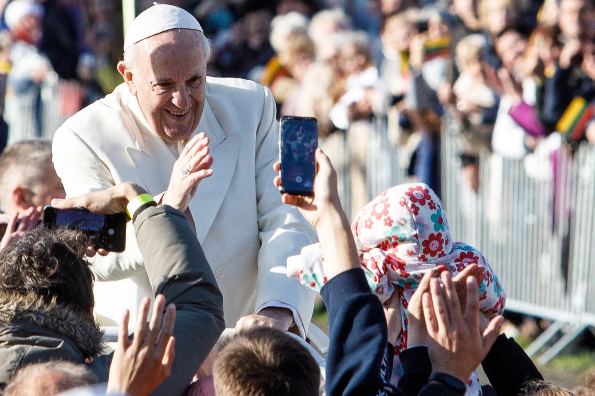 Pope Francis draws a crowd of more than 100,000 people in Kaunas, Lithuania 