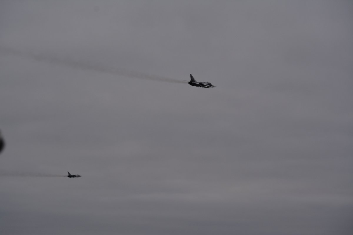 2 Russian SU-24 bombers fly low over @TheBelgianNavy ship Godetia in Baltic Sea with 'dirty wings' (bombs under wings). Godetia is command ship  