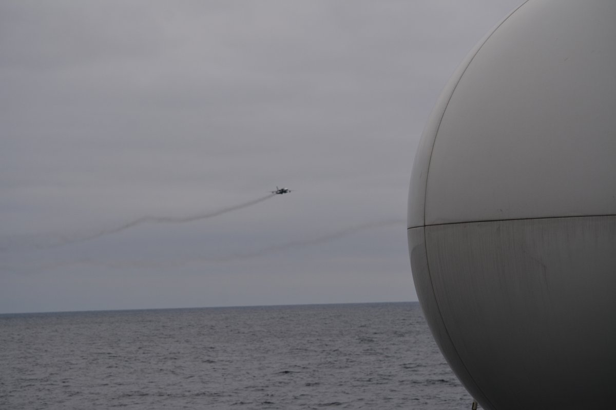 2 Russian SU-24 bombers fly low over @TheBelgianNavy ship Godetia in Baltic Sea with 'dirty wings' (bombs under wings). Godetia is command ship  