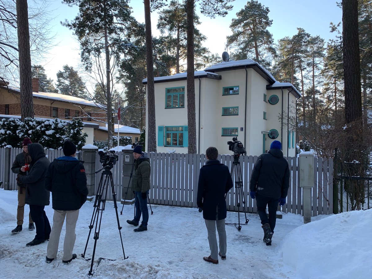 According to unofficial information, the building currently houses Ushakov and possibly KNAB staff. Also at the house is a Ushakov machine, where Ushakov driver is sitting.