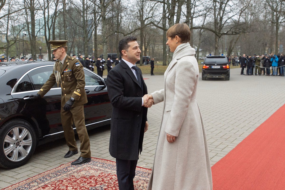 Estonia President @KerstiKaljulaid with spouse warmly welcomed President of Ukraine @ZelenskyyUa & Mrs Zelenska on the first Official Visit in Tallinn
