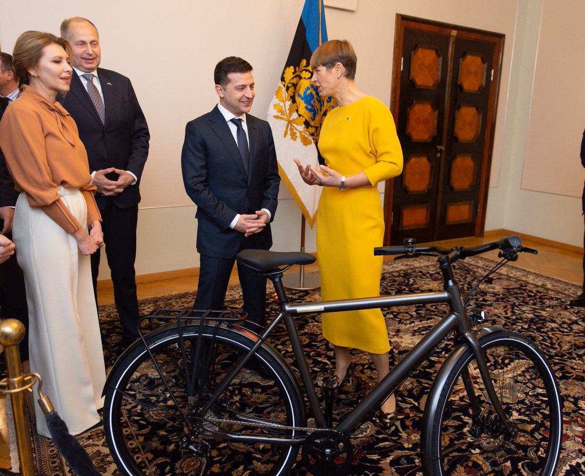 Estonia President @KerstiKaljulaid with spouse warmly welcomed President of Ukraine @ZelenskyyUa & Mrs Zelenska on the first Official Visit in Tallinn