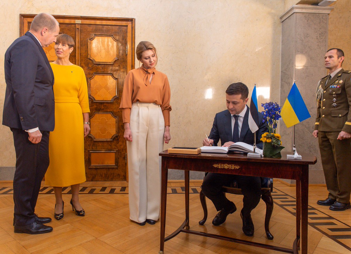 Estonia President @KerstiKaljulaid with spouse warmly welcomed President of Ukraine @ZelenskyyUa & Mrs Zelenska on the first Official Visit in Tallinn