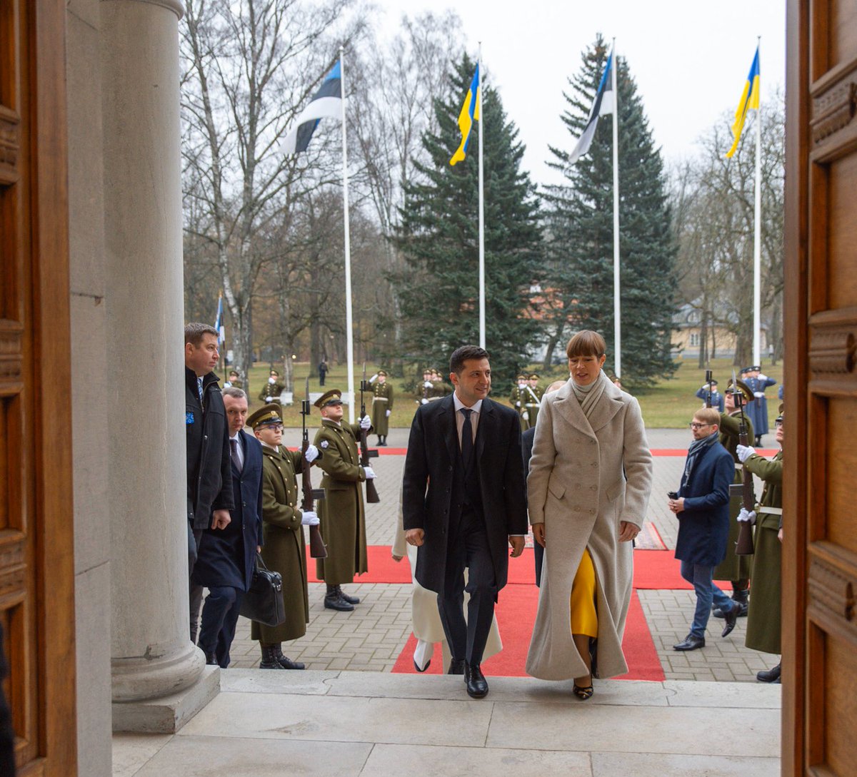 Estonia President @KerstiKaljulaid with spouse warmly welcomed President of Ukraine @ZelenskyyUa & Mrs Zelenska on the first Official Visit in Tallinn