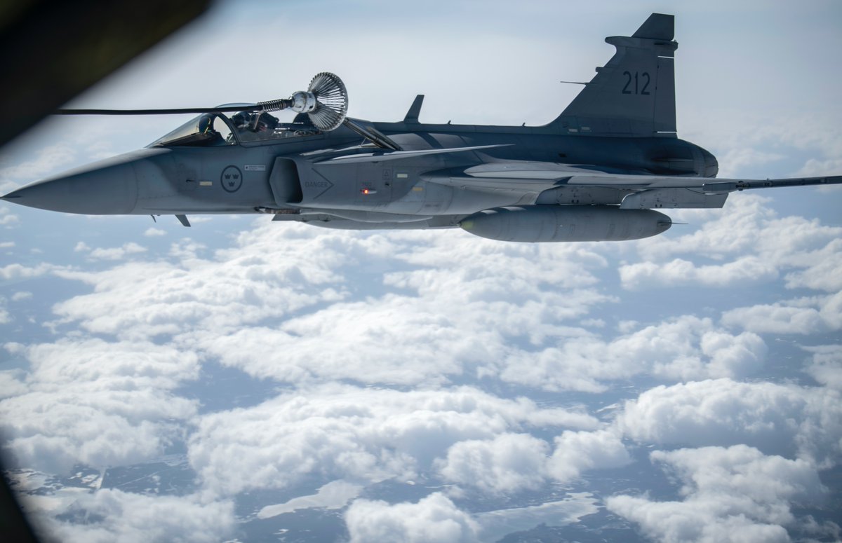 KC-135s from @RAFMildenhall enabled an historic first by supporting the first flight of a B-1B Lancer over Sweden earlier today.