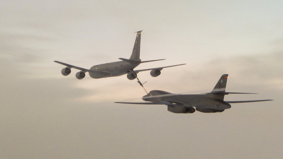 KC-135s from @RAFMildenhall enabled an historic first by supporting the first flight of a B-1B Lancer over Sweden earlier today.