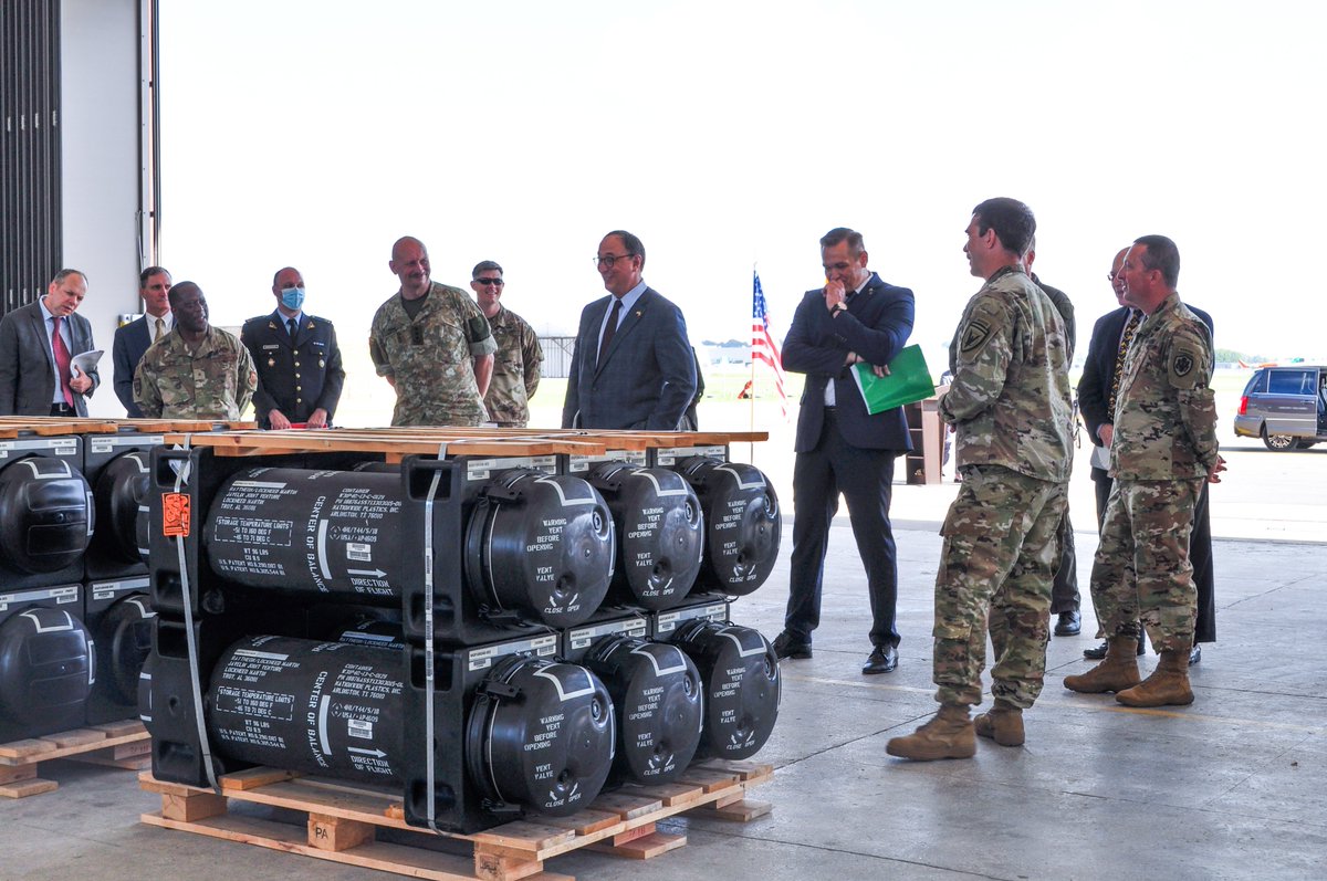 On 08/05, AmbGilchrist tgh with counterparts from @Lithuanian_MoD, @LTU_Army, @HQUSAFEAFAF visited Šiauliai Air Base, where Javelin missile supplement worth >USD 31M has been handed over to Lithuania as part of the assistance of USA