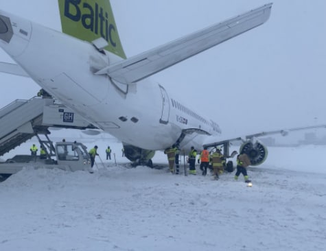 Рига. Прибывший из Стокгольма рейс AirBaltic из-за плохой видимости съехал с маневровой дорожки, ВПП закрыта.  