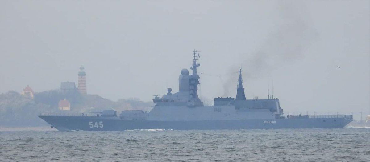 The Baltic Fleet Steregushchiy's Soobrazitelnyy and Stoikiy, and the tug Viktor Konetskiy, passed the Great Belt southbound today, returning to the Baltic.  Photos: Kurt Pedersen / Facebook group: Under Broen