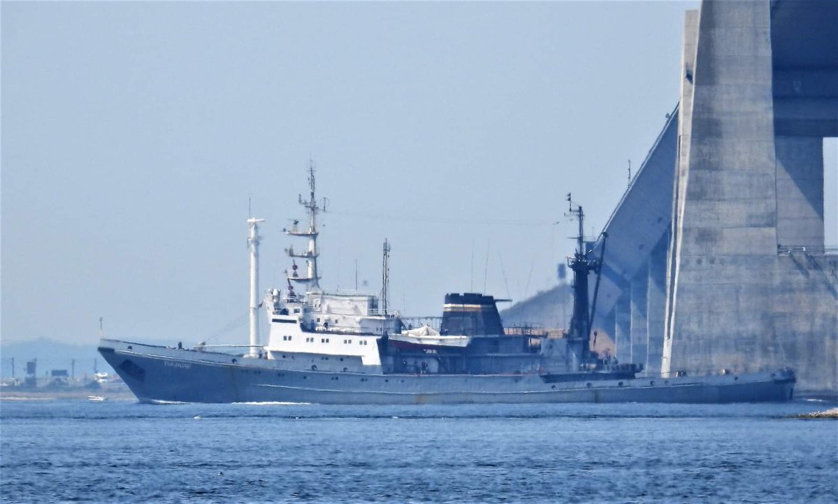 The Great Belt, southbound today, enroute to St Petersburg.  The Yasen-class SSGN Severodvinsk, Ingul-class rescue tug Pamir and the Ivan Gren-class LST Ivan Gren.   The Ivan Gren turned around, was northbound on the 13th.  Photos: Kurt Pedersen / Facebook group: Under Broen