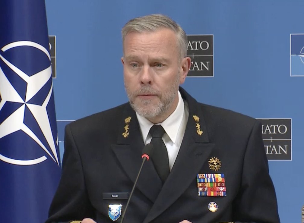 NATO CMC Bauer spune că comandantul-șef suedez Micael Bydén „avea dreptate să-i avertizeze pe cetățenii de acolo să „se pregătească de război. El subliniază că chiar și țările din cadrul alianței trebuie să adopte abordarea nordică „întreaga societate. „Nu este un dat că suntem în pace, spune el