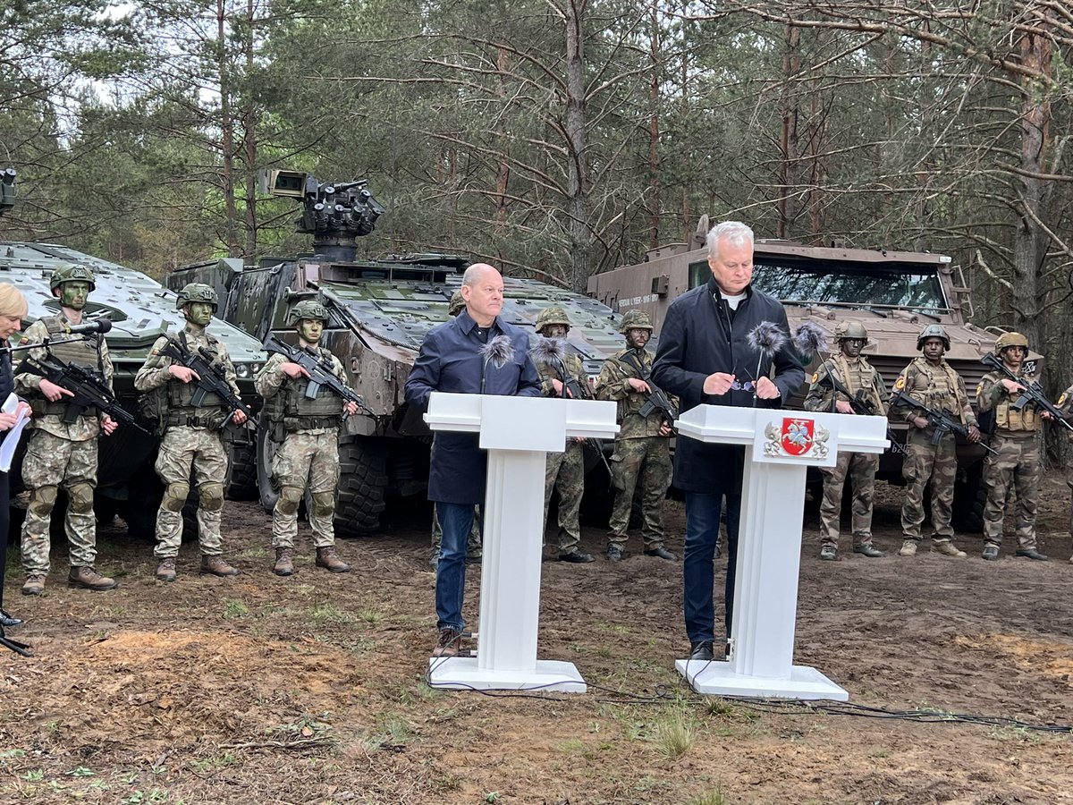Scholz in Litauen: Der Kanzler sichert die Verteidigung gegen russische Aggression zu. Präsident Nauseda fordert aber mehr Tempo bei Aufbau der deutschen Brigade in Litauen. @RND_de