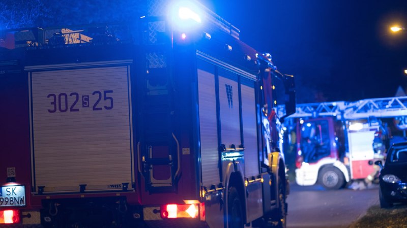 Naktī ugunsgrēks izcēlās WB Electronics rūpnīcā Skaržisko-Kamiennā, Polijā, kas ražo komponentus Polijas un Ukrainas spēku izmantotajiem droniem. Novērošanas kameru ierakstos, kā ziņots, bija redzama maskēta persona, kas īsi pirms ugunsgrēka ienāca objektā, pamudinot policiju un Polijas drošības iestādes izmeklēt iespējamu ļaunprātīgu dedzināšanu. Avots: Onet